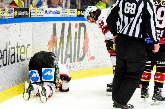 Malmö Redhawks Nicklas Jadeland ligger skadad på isen