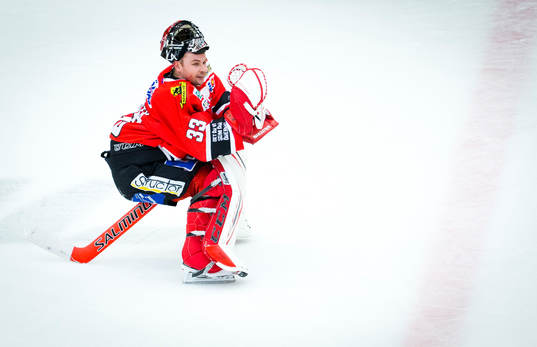 Örebros målvakt Julius Hudacek ramlar