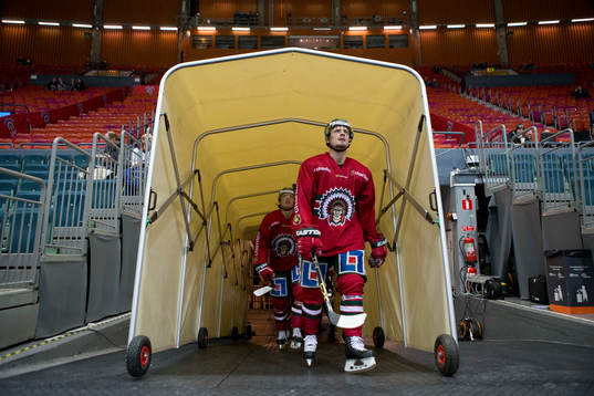 Frölundas Nicklas Lasu på väg in i Scandinavium innan en