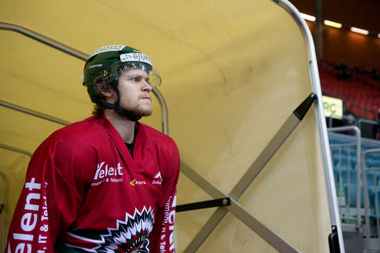 Frölundas Anton Axelsson på väg in i Scandinavium innan