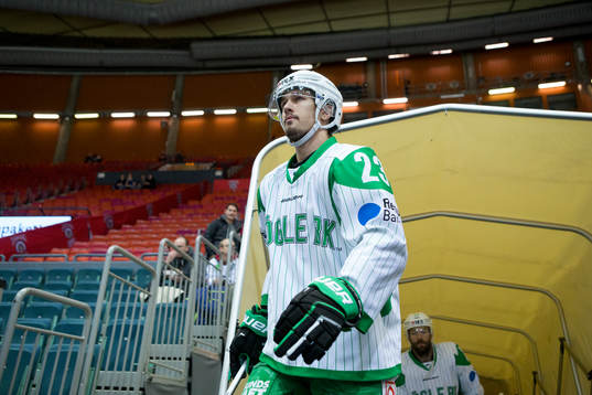 Rögles Daniel Sylwander på väg in i Scandinavium innan