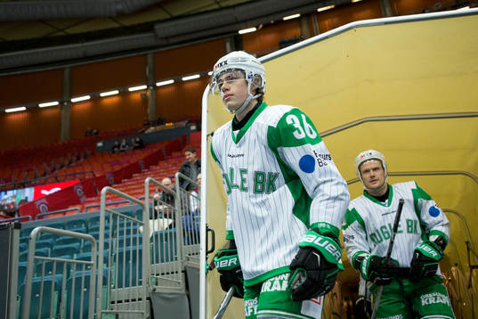 Rögles Filip Karlsson på väg in i Scandinavium innan en