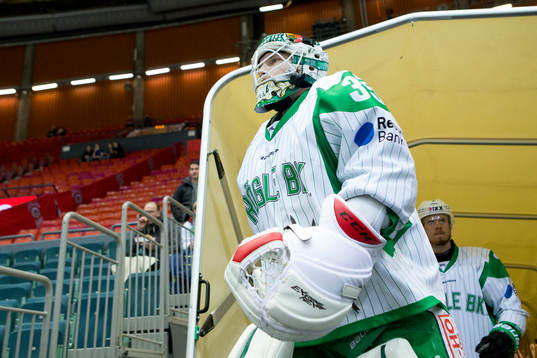 Rögles målvakt Oscar Dansk på väg in i Scandinavium