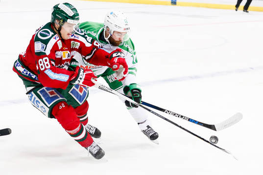 Frölundas Andreas Johnson och Rögles Jack Connolly