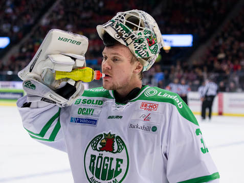Rögles målvakt Lars Volden dricker vatten