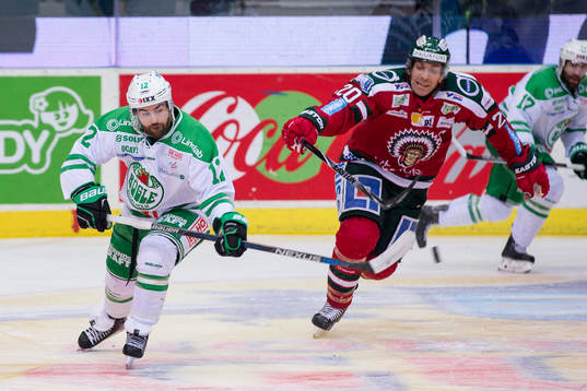 Rögles Jack Connolly lyfter iväg pucken