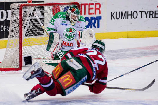 Rögles målvakt Oscar Dansk räddar ett skott från