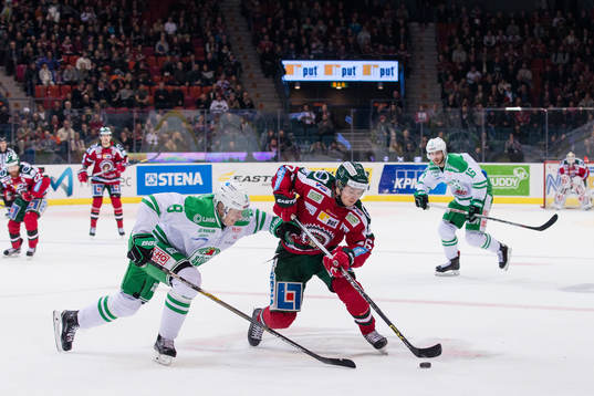 Rögles Jesper Williamsson försöker stoppa Frölundas