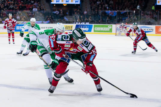 Rögles Jesper Williamsson försöker stoppa Frölundas
