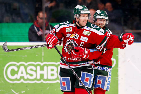Frölundas Joel Lundqvist och Ryan Lasch jublar