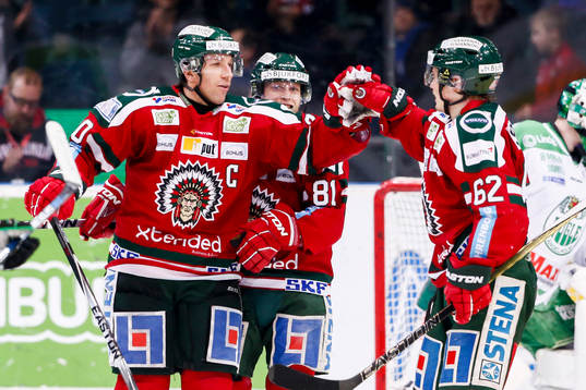Frölundas Joel Lundqvist och Ryan Lasch jublar med Artturi