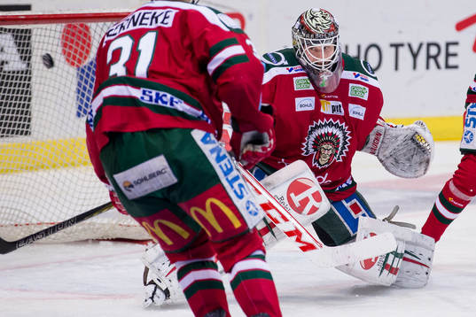 Frölundas målvakt Lars Johansson släpper in Rögles