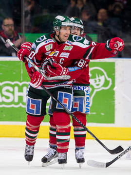 Frölundas Joel Lundqvist jublar ihop med Ryan Lasch