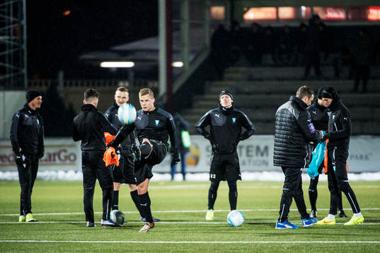 Erik Andersson med bollen framför lagkamraterna