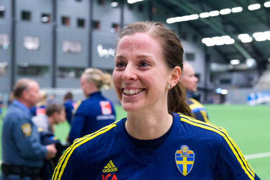 Lotta Schelin blir intervjuad