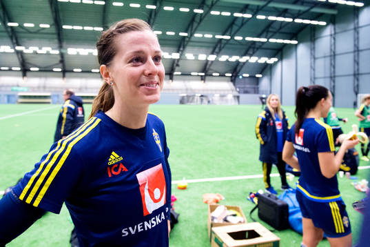 Lotta Schelin blir intervjuad