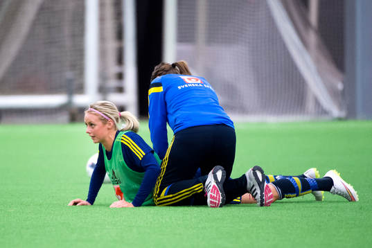 Amanda Ilestedt får hjälp att utföra ryggövningar