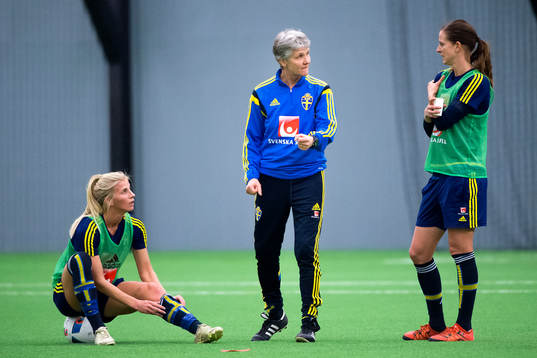 Sofia Jakobsson, förbundskapten Pia Sundhage och Lotta