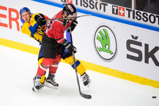 Davos Enzo Corvi tacklas av Frölundas Ryan Lasch