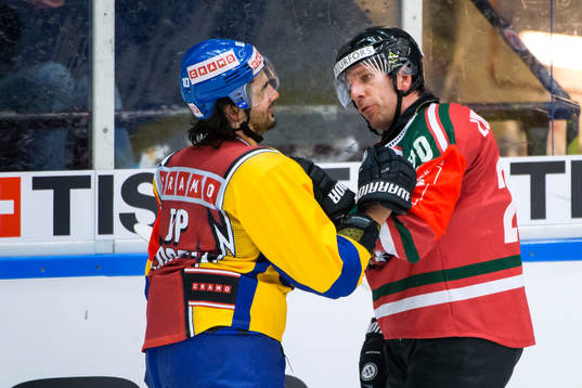 Davos Andres Ambühl pratar med Frölundas Joel Lundqvist