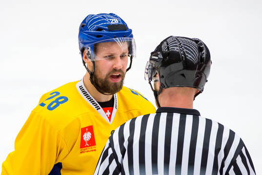 Davos Dick Axelsson reagerar mot en domare