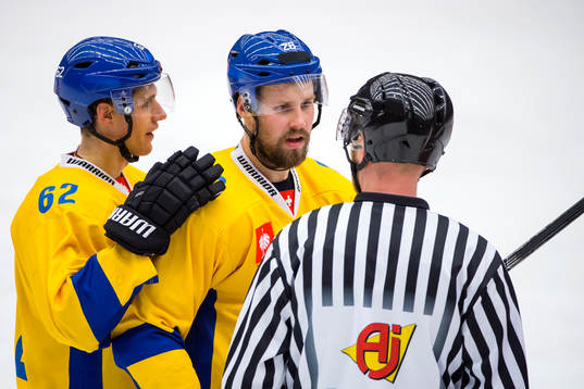 Davos Dick Axelsson reagerar mot en domare