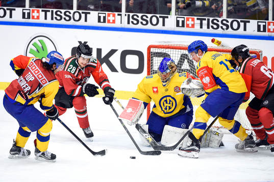 Frölundas Johan Sundström oroar framför Davos målvakt