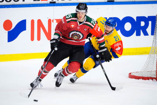 Frölundas Oliver Lauridsen jagas av Davos Mauro Jörg
