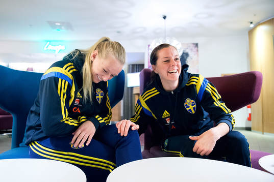 Stina Blackstenius och Lotta Schelin blir intervjuade