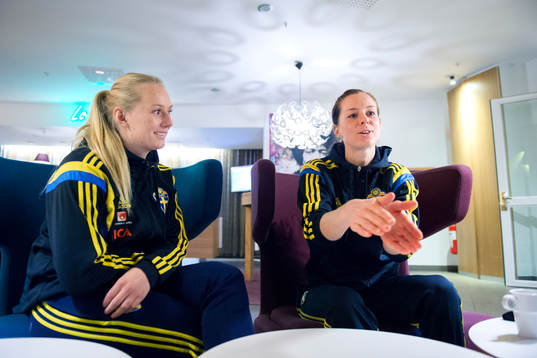 Stina Blackstenius och Lotta Schelin blir intervjuade