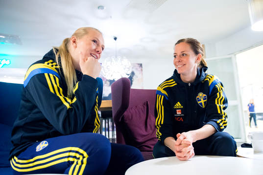 Stina Blackstenius och Lotta Schelin blir intervjuade