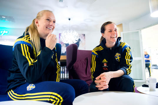 Stina Blackstenius och Lotta Schelin blir intervjuade