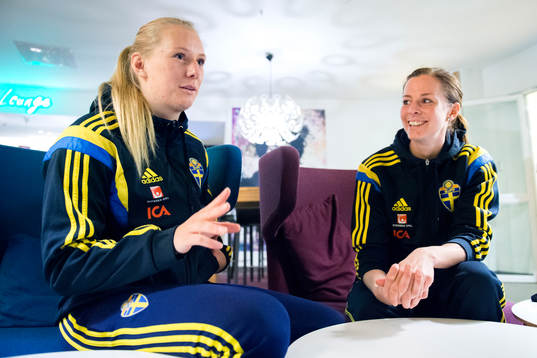 Stina Blackstenius och Lotta Schelin blir intervjuade