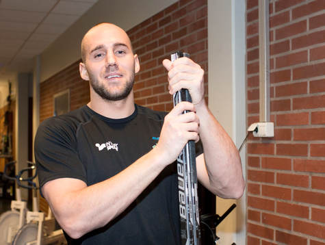 Rögles Felix Schütz har klubbvård innan ishockeymatchen