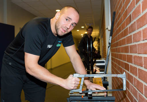 Rögles Felix Schütz har klubbvård innan ishockeymatchen
