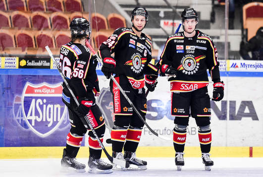 Luleås Johan Harju , i mitten , jublar