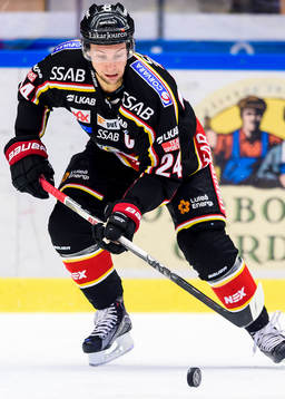 Luleås Johan Harju med pucken