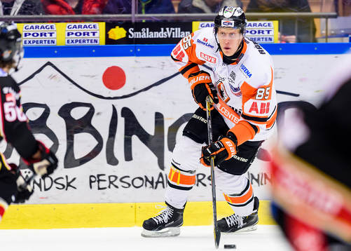 Karlskronas Toni Kähkönen med pucken