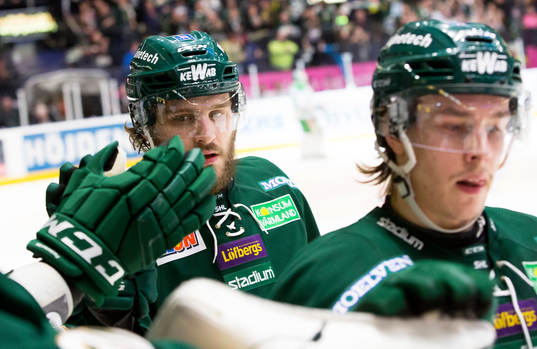 Färjestads Mikael Wikstrand jublar med de andra spelarna