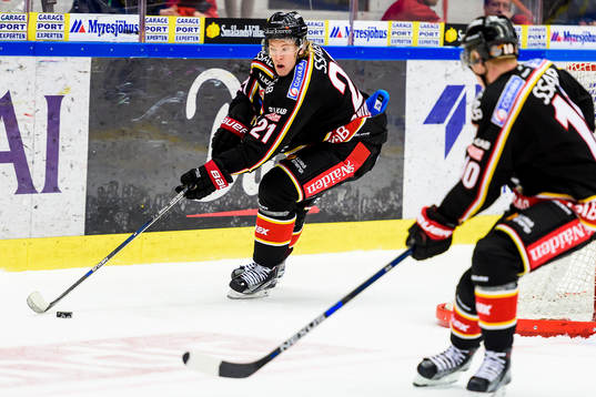 Luleås Emil Sylvegård med pucken