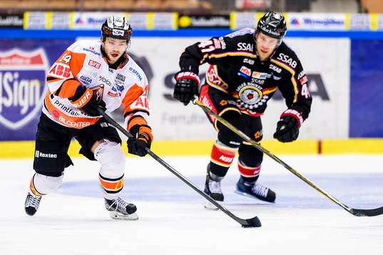 Karlskronas Jimmy Andersson med pucken