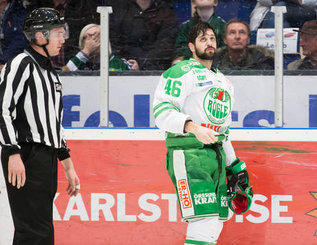 Rögles Kevin Marshall  på väg mot utvisningsbåset