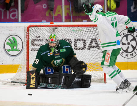 Färjestads målvakt Justin Pogge fokuserar på pucken
