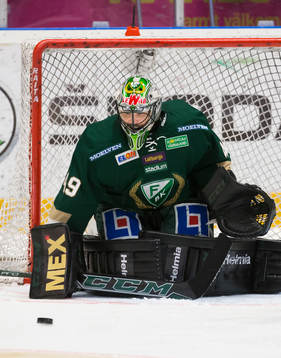 Färjestads målvakt Justin Pogge fokuserar på pucken
