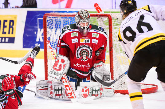 Frölundas målvakt Lars Johansson räddar skott från