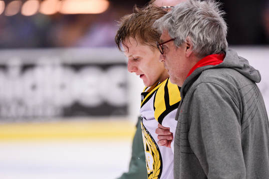 Brynäs Daniel Mannberg lämnar isen skadad