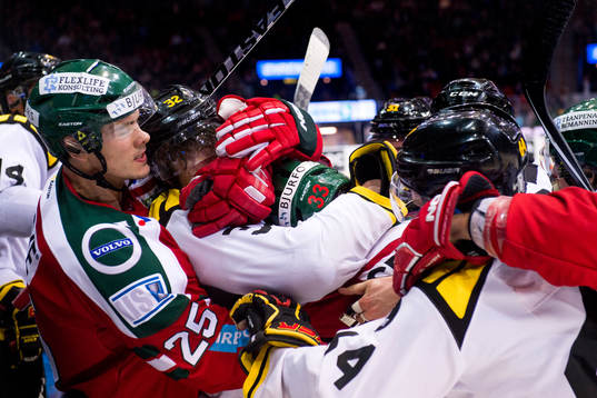 Brynäs spelare ger sig på Frölundas Elias Fälth
