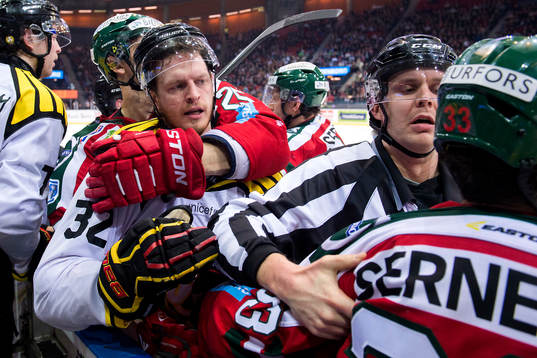 Brynäs Nick Johnson bråkar med Frölundas Elias Fälth