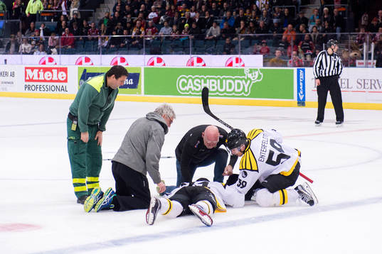 Brynäs Daniel Mannberg blir liggande på isen