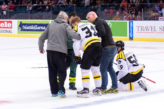 Brynäs Daniel Mannberg ställer sig upp